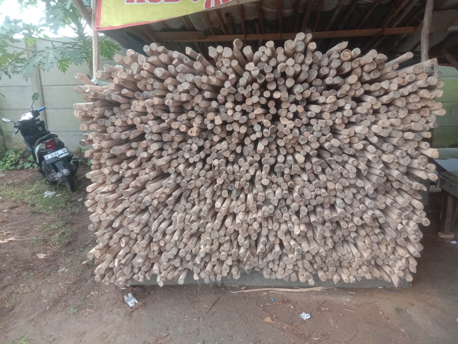 Penggunaan kayu dolken untuk partisi dan elemen dekoratif restoran hotel memberikan sentuhan natural yang meningkatkan pengalaman bersantap