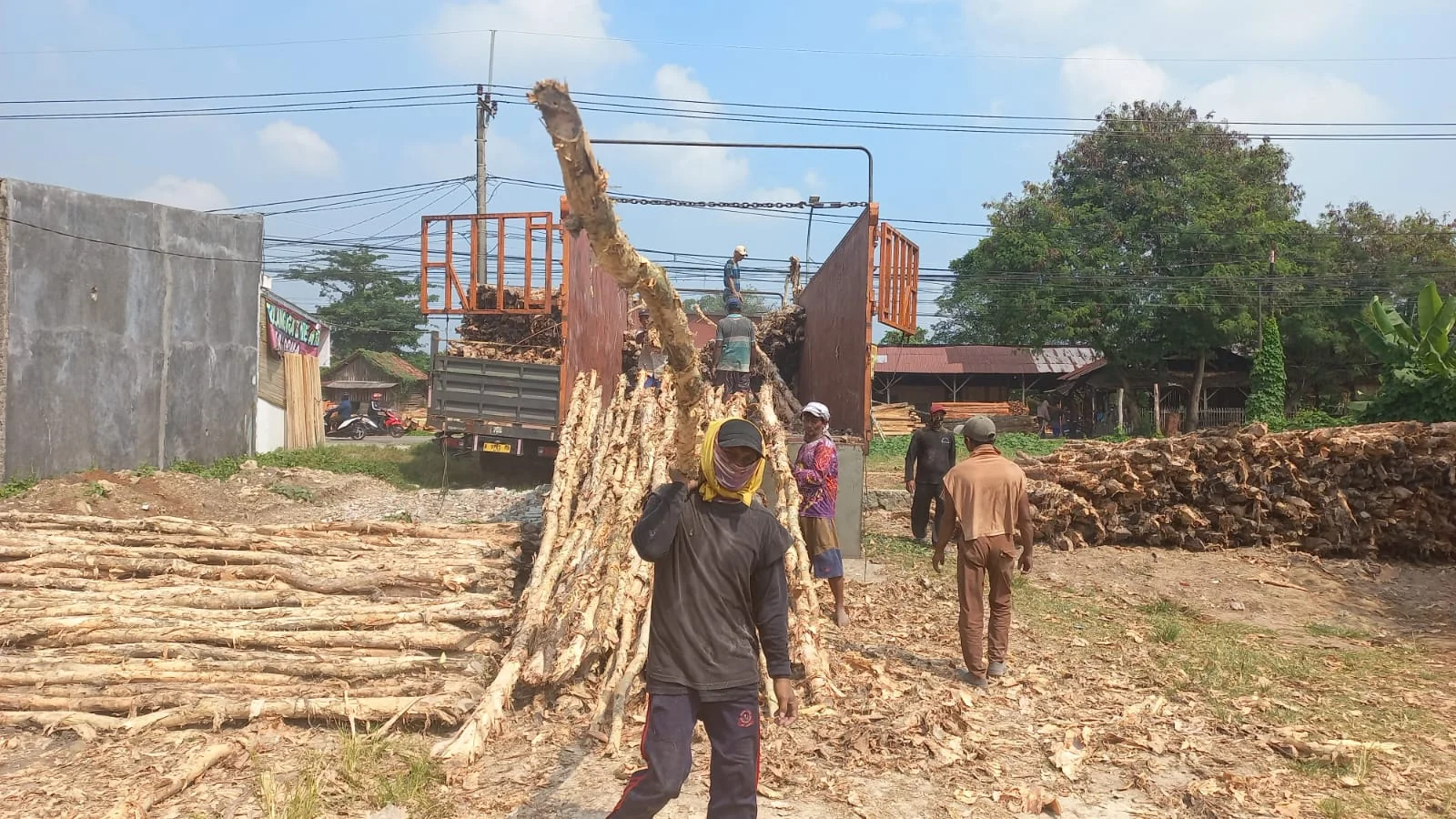 Proses pengiriman kayu dolken ke proyek konstruksi di Bandung menggunakan armada truk untuk memastikan barang sampai dengan aman dan tepat waktu