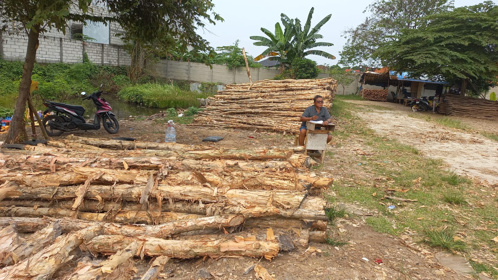 Pengiriman kayu dolken ke proyek konstruksi di kawasan industri Jakarta Utara menggunakan truk untuk memastikan material sampai tepat waktu dan kondisi baik