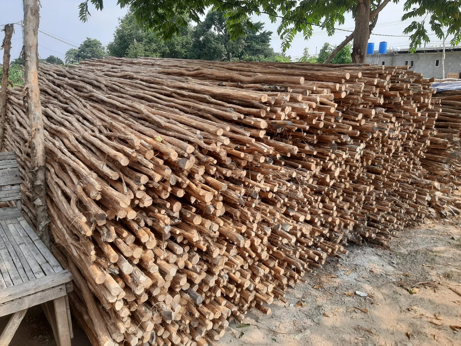 Pengiriman kayu dolken ke pabrik dan proyek konstruksi di kawasan industri Karawang menggunakan armada truk untuk pengiriman cepat dan tepat waktu