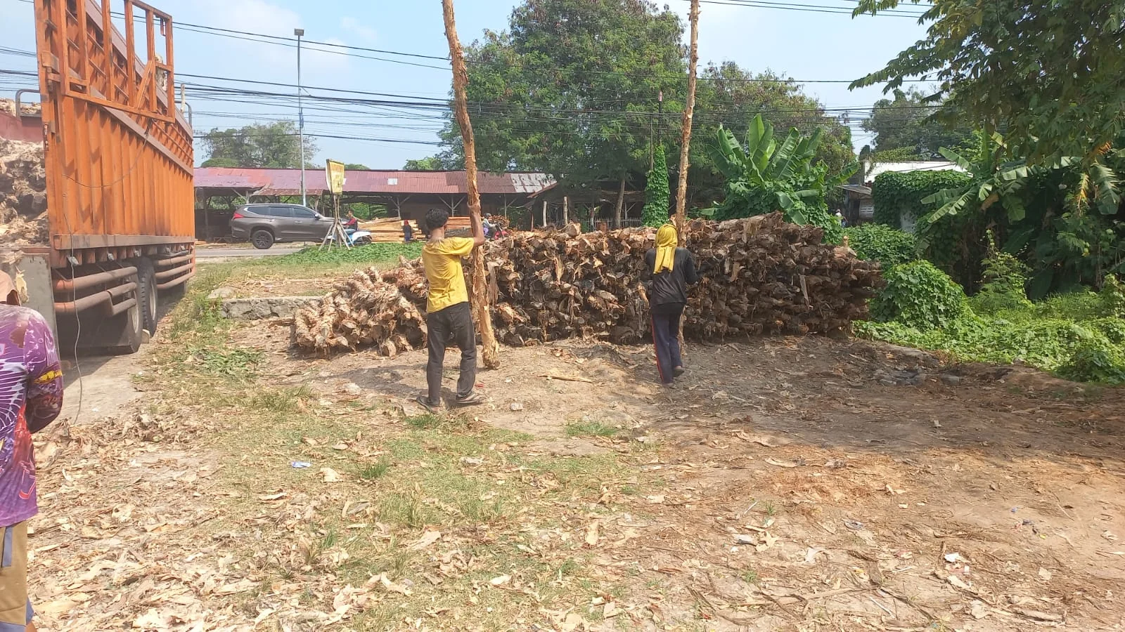 Hasil pemasangan kayu dolken sebagai pagar pembatas area industri di Karawang menunjukkan kekuatan struktural dan tampilan profesional yang rapi