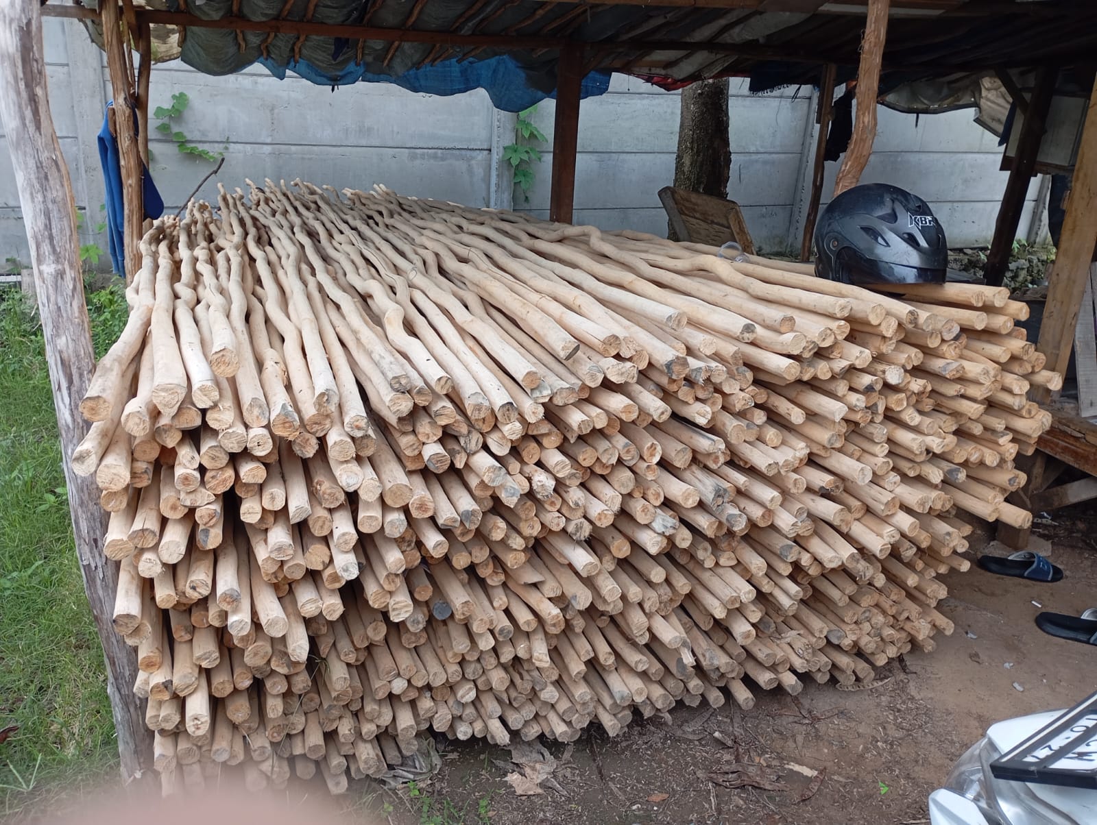 Aplikasi kayu dolken diameter 2-3 cm sebagai elemen dekoratif ceiling dan dinding interior menciptakan suasana natural rustic yang elegan dan instagramable